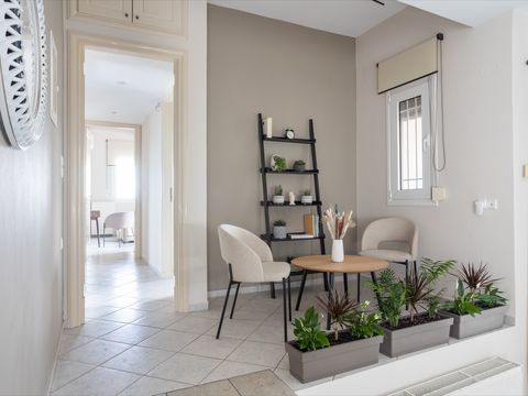 Entrance hall with a reading corner
