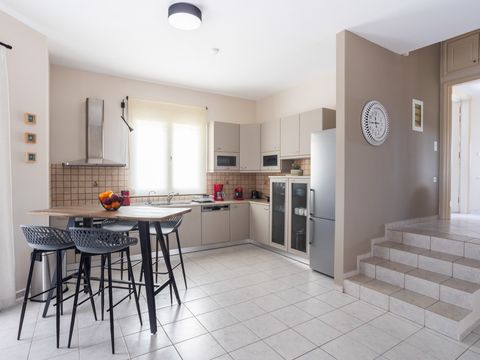 Kitchen with breakfast bar