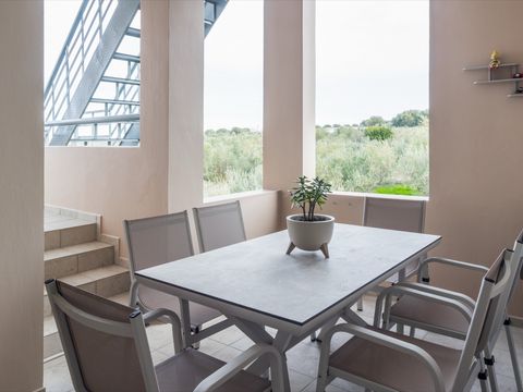 Covered terrace with dining table for 6