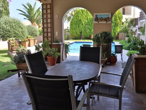 Covered terrace with dining table